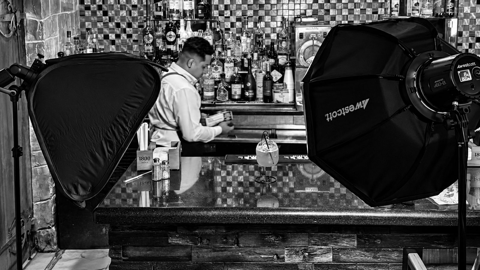 Set de luces en la barra de un restaurante mientras el bartender prepara