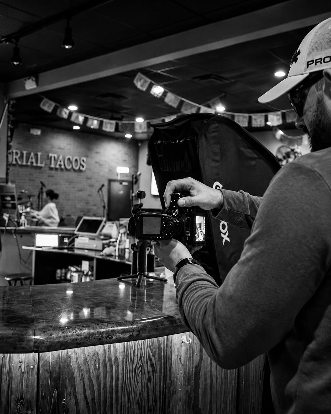 Moy Boskez fotografiando en una taquería