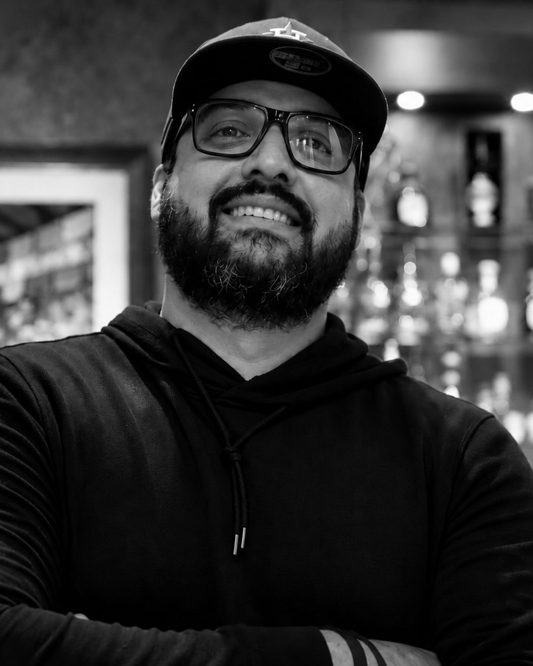 Moy Boskez en la barra de un restaurante